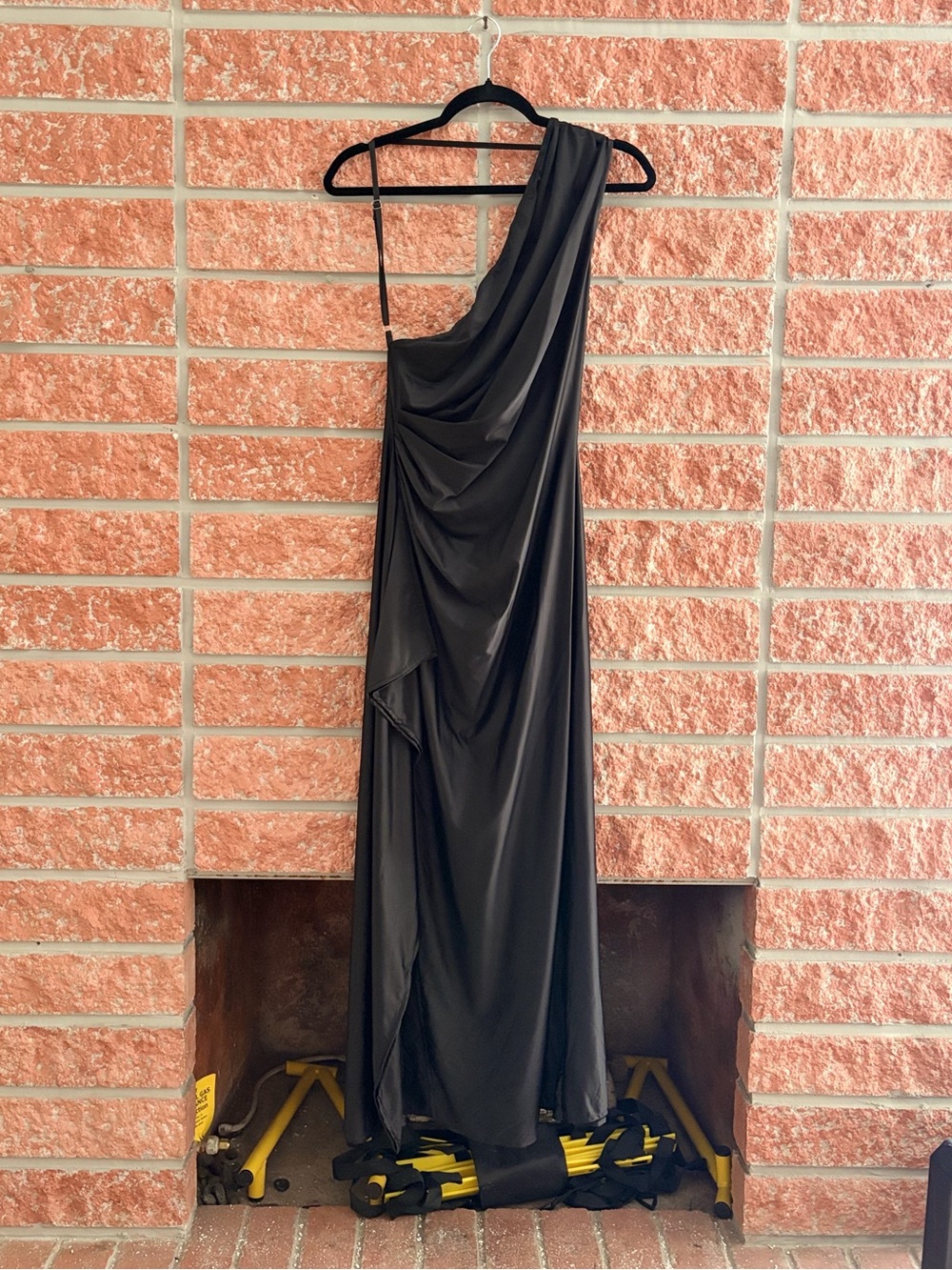 Elegant One-Shoulder Black Draped Evening Dress